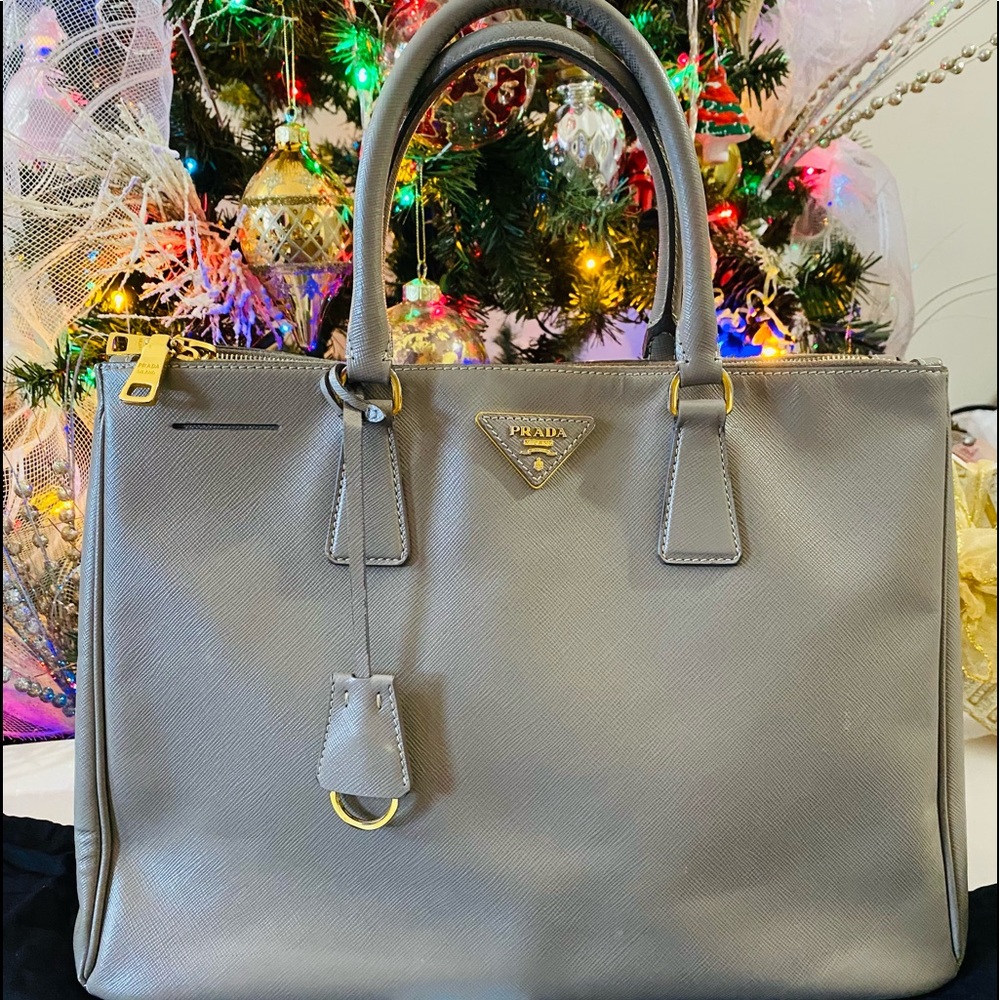 Sold ⚡️⚡️Authentic Prada Saffiano Lux Tote Bag - Picture 2 of 16